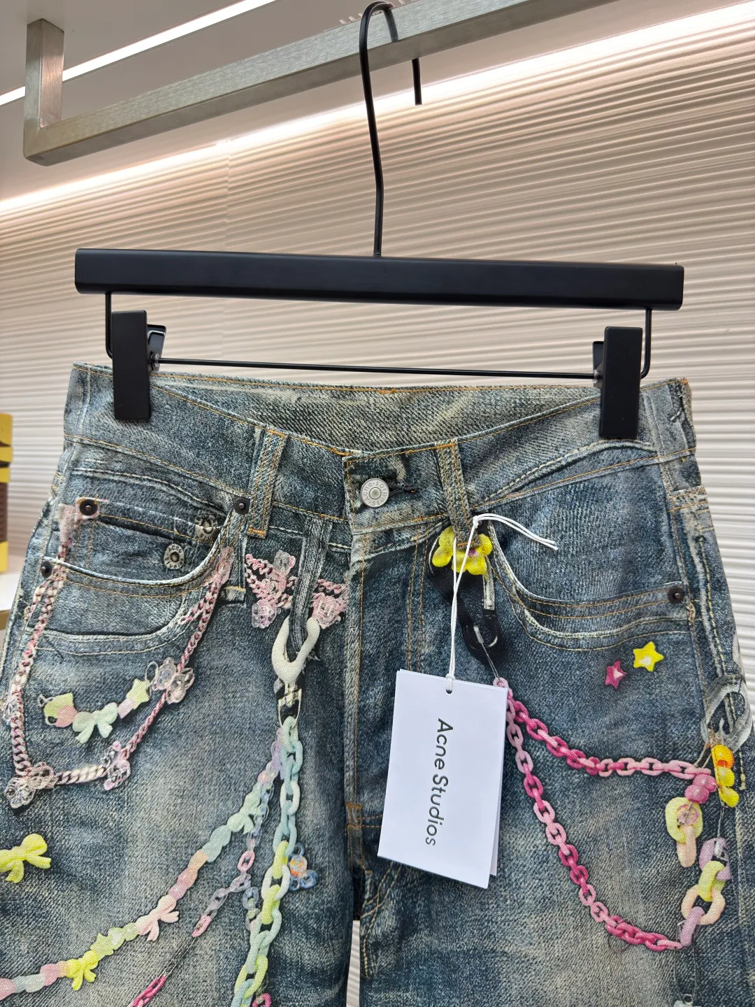 Acne Studios chain 3D printed straight jeans ●Authentic product: Purchased and developed by 4379 ●Item number: 1680156-A75 ●Material: denim ●Technology: Printing ●Version: fitted version ●Weight: about 600 grams ●Size: 42-44-46-48-50-52 ●Description: 1981M jeans are loosely cut, low-waisted, wide-legged and long. Decorated with a seasonal trompe l'oeil print and made from mid-blue washed non-stretch denim. The overall wiring is straight and delicate, the fabric is comfortable and soft, and the color is consistent without color difference. It can be matched with the same style to create a fashionable look and control various occasions. Customized accessories, complete with three standards, same style for men and women!